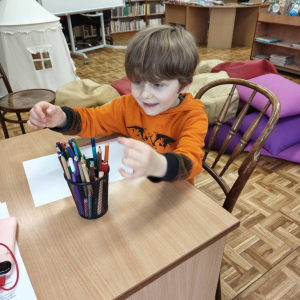 Biedronki biorą udział w lekcji bibliotecznej.