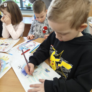 Biedronki biorą udział w lekcji bibliotecznej.