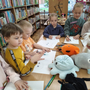 Biedronki biorą udział w lekcji bibliotecznej.