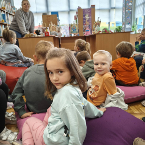 Biedronki biorą udział w lekcji bibliotecznej.