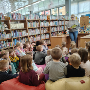 Biedronki biorą udział w lekcji bibliotecznej.