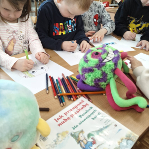 Biedronki biorą udział w lekcji bibliotecznej.
