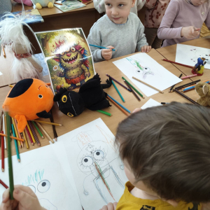 Biedronki biorą udział w lekcji bibliotecznej.