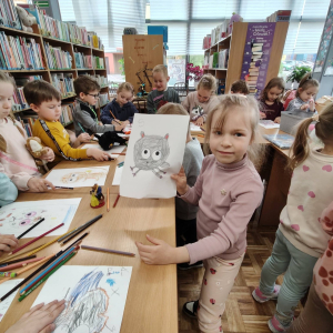 Biedronki biorą udział w lekcji bibliotecznej.