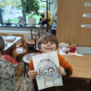 Biedronki biorą udział w lekcji bibliotecznej.