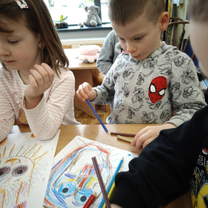 Biedronki biorą udział w lekcji bibliotecznej.