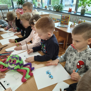 Biedronki biorą udział w lekcji bibliotecznej.