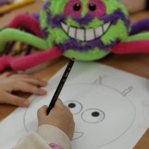 Biedronki biorą udział w lekcji bibliotecznej.