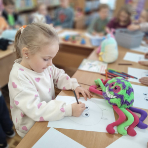 Biedronki biorą udział w lekcji bibliotecznej.