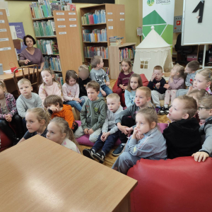 Biedronki biorą udział w lekcji bibliotecznej.