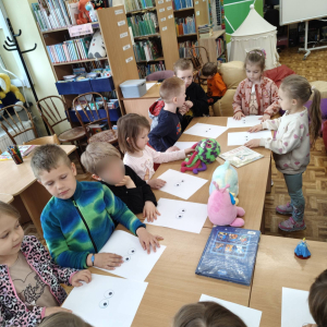 Biedronki biorą udział w lekcji bibliotecznej.