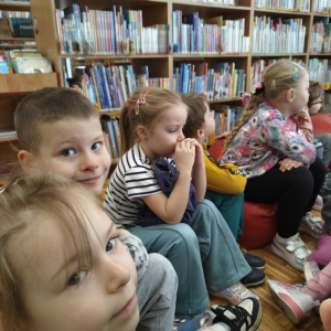 Biedronki biorą udział w lekcji bibliotecznej.