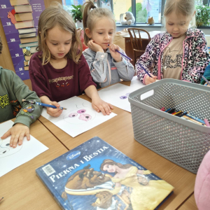 Biedronki biorą udział w lekcji bibliotecznej.