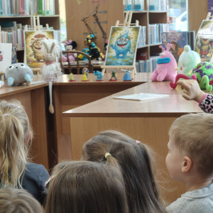 Biedronki biorą udział w lekcji bibliotecznej.