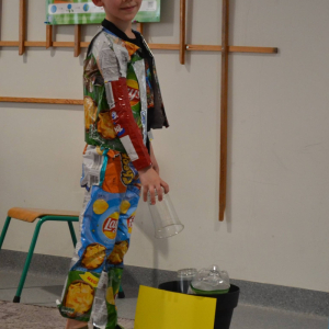 Dziecko segreguje plastiki.