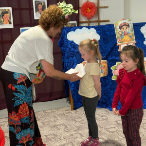 Przedszkolaki uczestniczą w zajęciach zorganizowanych z okazji Dnia Sztuki.