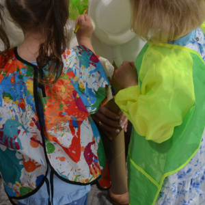 Przedszkolaki uczestniczą w zajęciach zorganizowanych z okazji Dnia Sztuki.