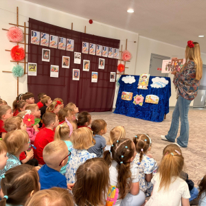Przedszkolaki uczestniczą w zajęciach zorganizowanych z okazji Dnia Sztuki.