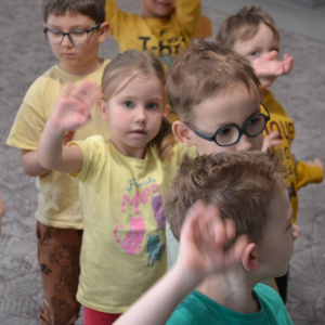 Przedszkolaki uczestniczą w zajęciach zorganizowanych z okazji Dnia Sztuki.