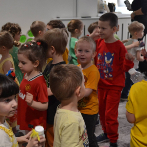 Przedszkolaki uczestniczą w zajęciach zorganizowanych z okazji Dnia Sztuki.