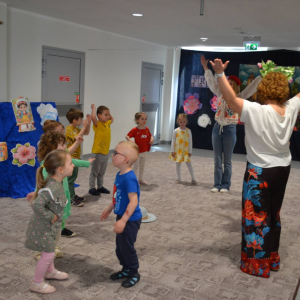 Przedszkolaki uczestniczą w zajęciach zorganizowanych z okazji Dnia Sztuki.