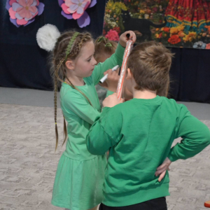 Przedszkolaki uczestniczą w zajęciach zorganizowanych z okazji Dnia Sztuki.