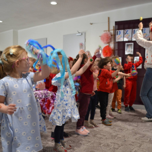 Przedszkolaki uczestniczą w zajęciach zorganizowanych z okazji Dnia Sztuki.