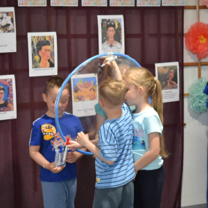 Przedszkolaki uczestniczą w zajęciach zorganizowanych z okazji Dnia Sztuki.