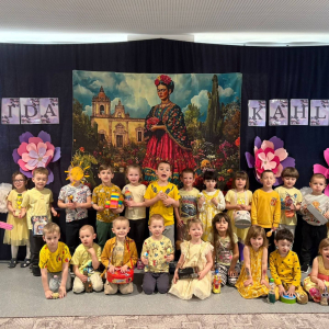 Przedszkolaki uczestniczą w zajęciach zorganizowanych z okazji Dnia Sztuki.