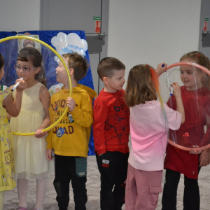 Przedszkolaki uczestniczą w zajęciach zorganizowanych z okazji Dnia Sztuki.