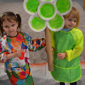 Przedszkolaki uczestniczą w zajęciach zorganizowanych z okazji Dnia Sztuki.