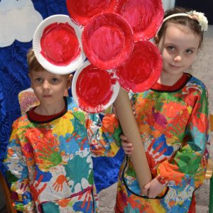 Przedszkolaki uczestniczą w zajęciach zorganizowanych z okazji Dnia Sztuki.