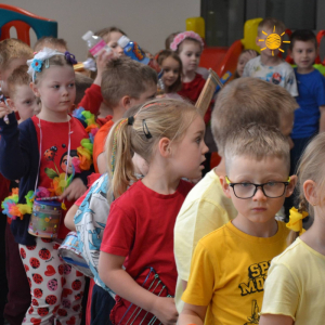 Przedszkolaki uczestniczą w zajęciach zorganizowanych z okazji Dnia Sztuki.