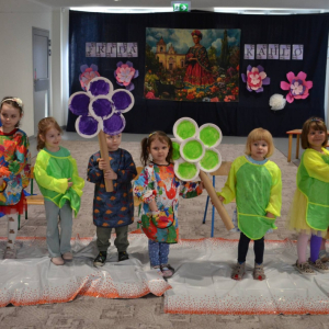 Przedszkolaki uczestniczą w zajęciach zorganizowanych z okazji Dnia Sztuki.