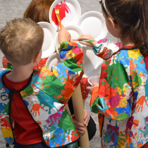 Przedszkolaki uczestniczą w zajęciach zorganizowanych z okazji Dnia Sztuki.