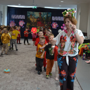 Przedszkolaki uczestniczą w zajęciach zorganizowanych z okazji Dnia Sztuki.