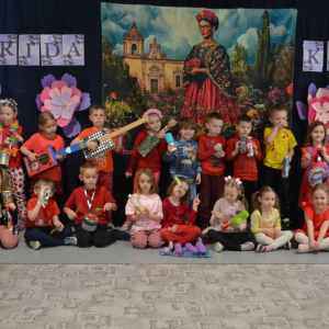 Przedszkolaki uczestniczą w zajęciach zorganizowanych z okazji Dnia Sztuki.