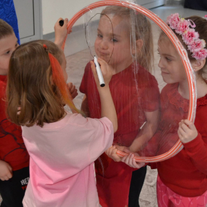 Przedszkolaki uczestniczą w zajęciach zorganizowanych z okazji Dnia Sztuki.