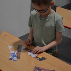 Przedszkolaki uczestniczą w zajęciach zorganizowanych z okazji Dnia Sztuki.