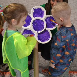 Przedszkolaki uczestniczą w zajęciach zorganizowanych z okazji Dnia Sztuki.