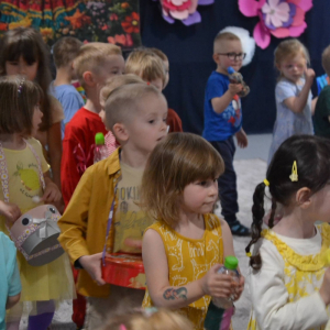 Przedszkolaki uczestniczą w zajęciach zorganizowanych z okazji Dnia Sztuki.