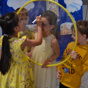 Przedszkolaki uczestniczą w zajęciach zorganizowanych z okazji Dnia Sztuki.