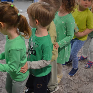 Przedszkolaki uczestniczą w zajęciach zorganizowanych z okazji Dnia Sztuki.