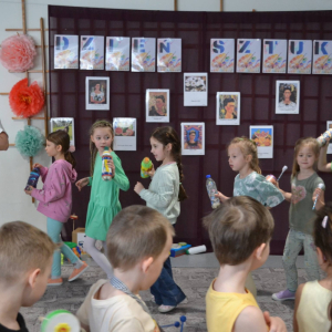 Przedszkolaki uczestniczą w zajęciach zorganizowanych z okazji Dnia Sztuki.