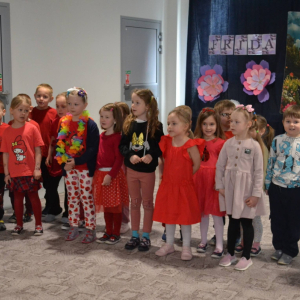 Przedszkolaki uczestniczą w zajęciach zorganizowanych z okazji Dnia Sztuki.