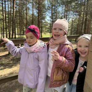 Motylki i Żabki biorą udział w wycieczce do Parku Korzonek.