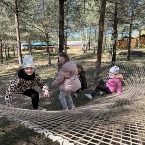 Motylki i Żabki biorą udział w wycieczce do Parku Korzonek.