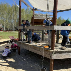 Motylki i Żabki biorą udział w wycieczce do Parku Korzonek.