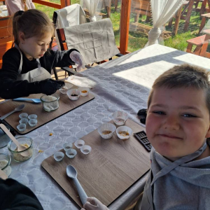 Motylki i Żabki biorą udział w wycieczce do Parku Korzonek.