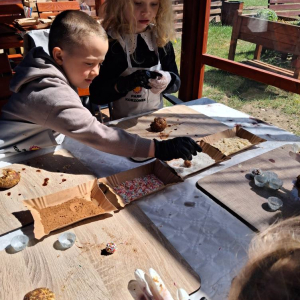 Motylki i Żabki biorą udział w wycieczce do Parku Korzonek.